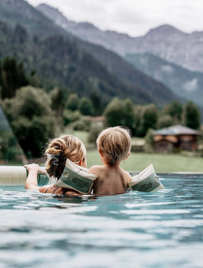 Schwimmen im Infinitypool mit Panoramablick über das Kleinarltal