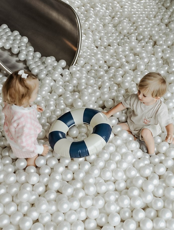 Kinder spielen in Pingos kleiner Polarwelt