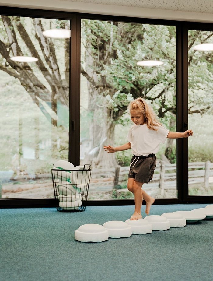 Balancieren in der Kids & Teens World im Aparthotel JoAnn in Kleinarl