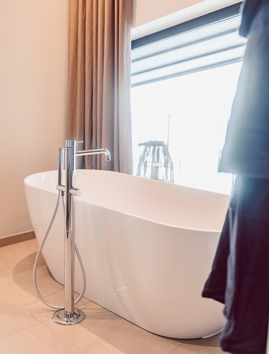 Freistehende Badewanne im Luxus-Apartment im Aparthotel JoAnn in Kleinarl