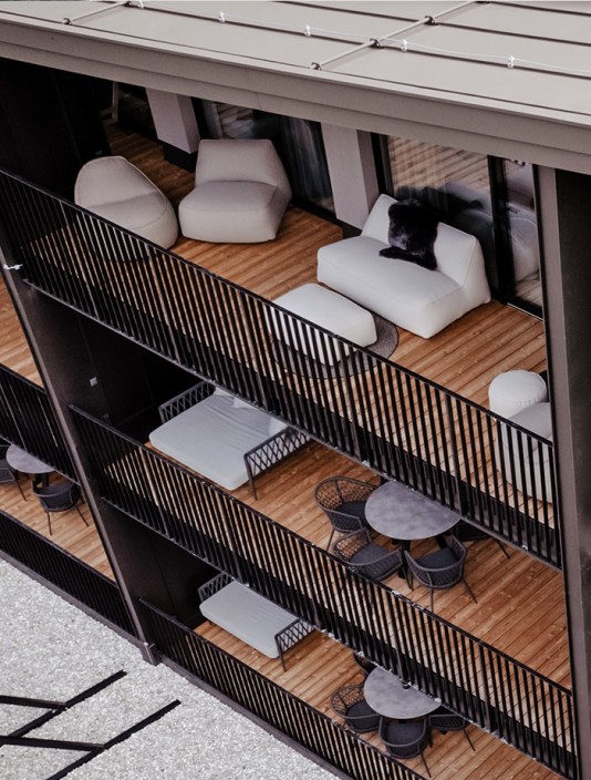 Ansicht Daybeds auf den Balkonen