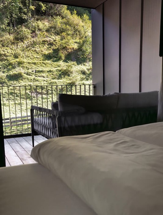 Daybeds am Balkon im Luxus-Apartment im Aparthotel JoAnn in Kleinarl