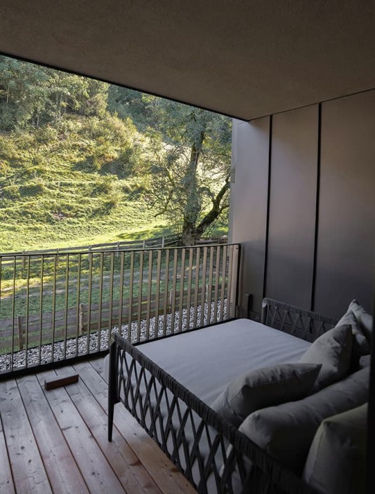 Daybed mit Blick in die Natur im Luxus-Apartment im Aparthotel JoAnn in Kleinarl