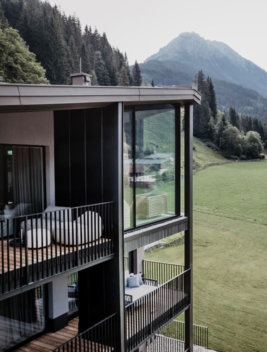 Luxus-Apartment im Aparthotel JoAnn in Kleinarl von Außen mit Blick auf die Berge