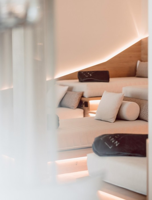 Spa-Bereich mit gemütlichen Liegemöglichkeiten