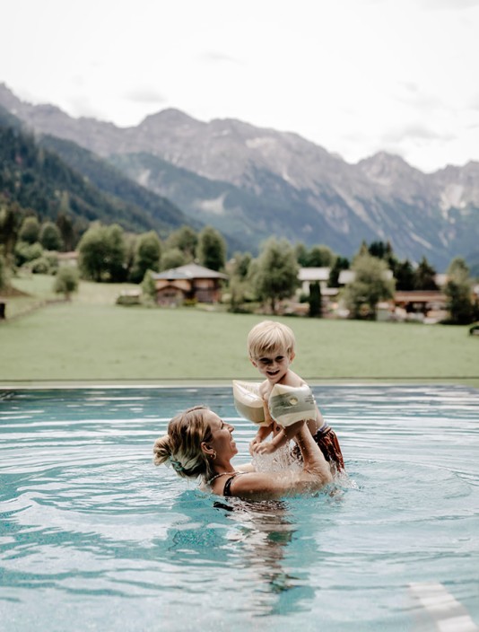 Schwimmen im Sky Infinity Pool im Luxus-Apartment im Aparthotel JoAnn in Kleinarl