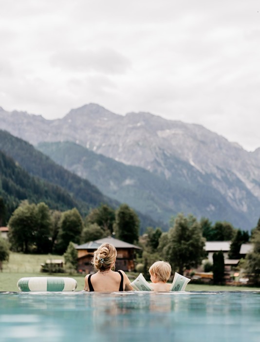 Sky Infinity Pool mit Bergblick