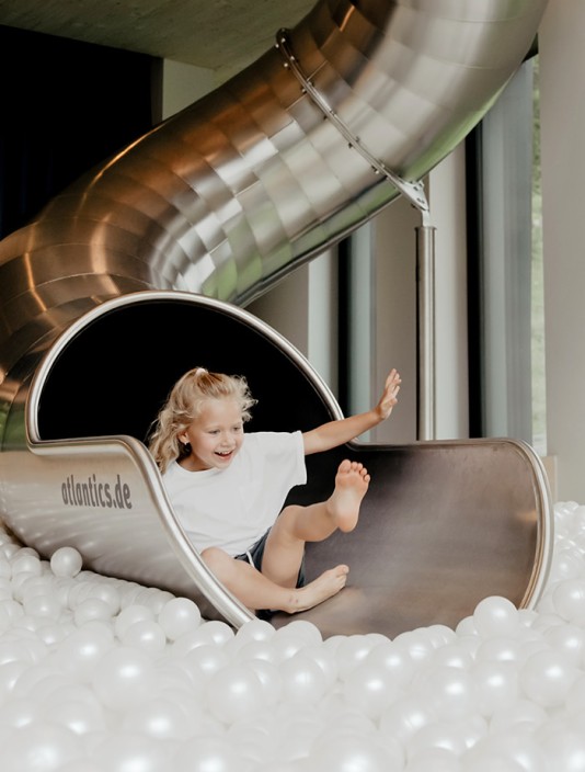 Rutsche in Pingos kleiner Polarwelt