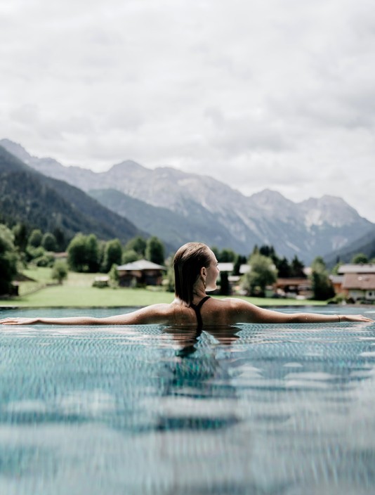 Entspannen im Urlaub im Sky Infinity Pool