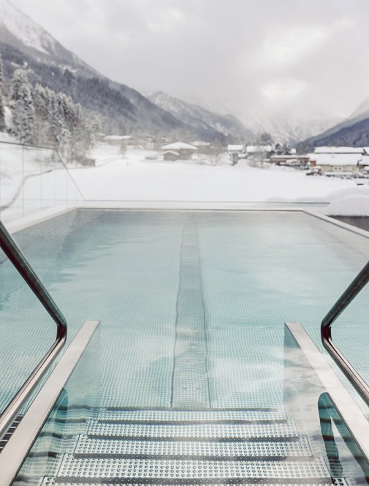 Schwimmen im Winter im beheizten Sky Infinity Pool