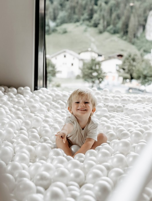 Junge im Bällebad in Pingos kleiner Polarwelt