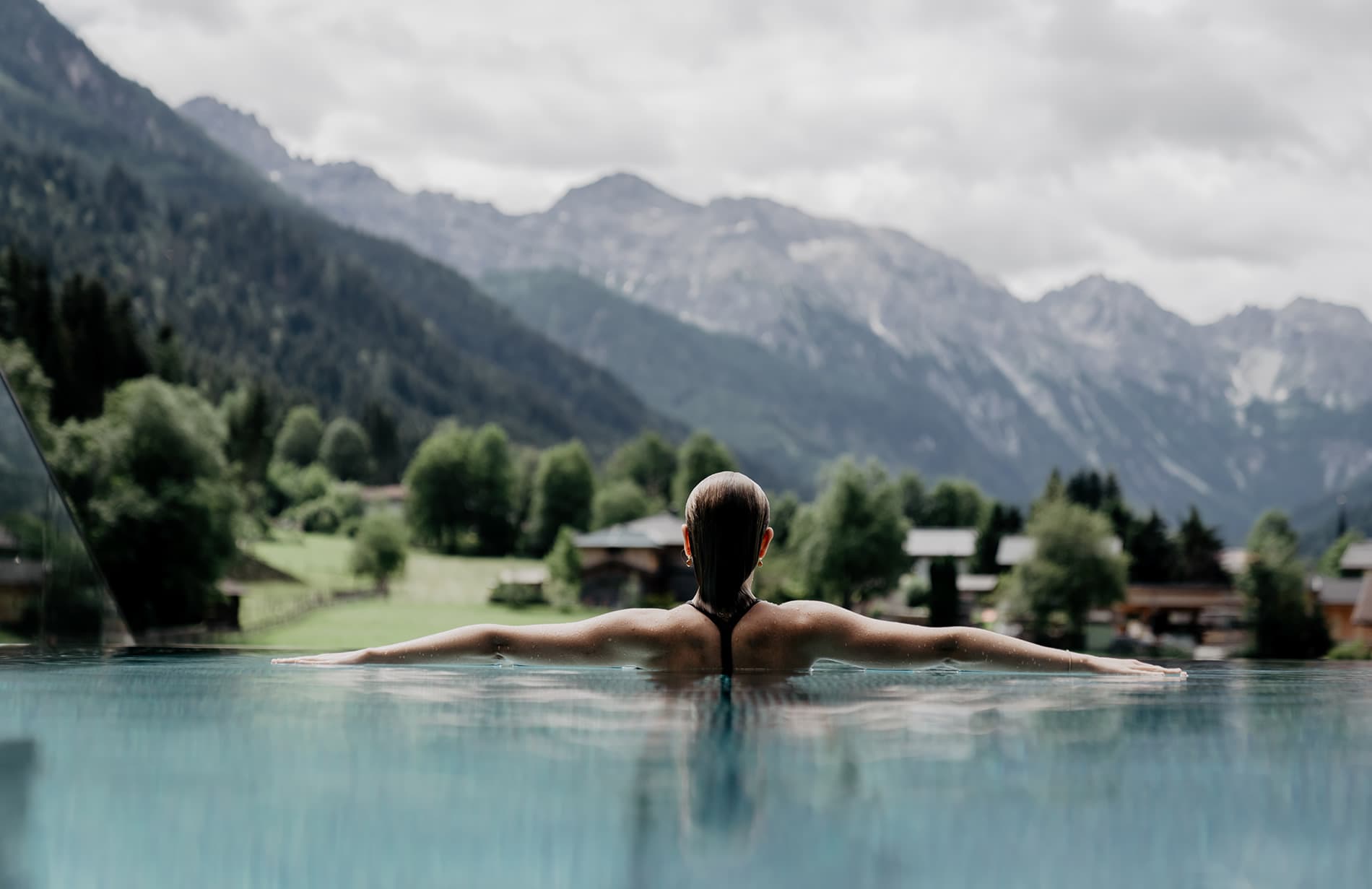 Blick auf die Berge vom Infinitypool im Aparthotel JoAnn in Kleinarl
