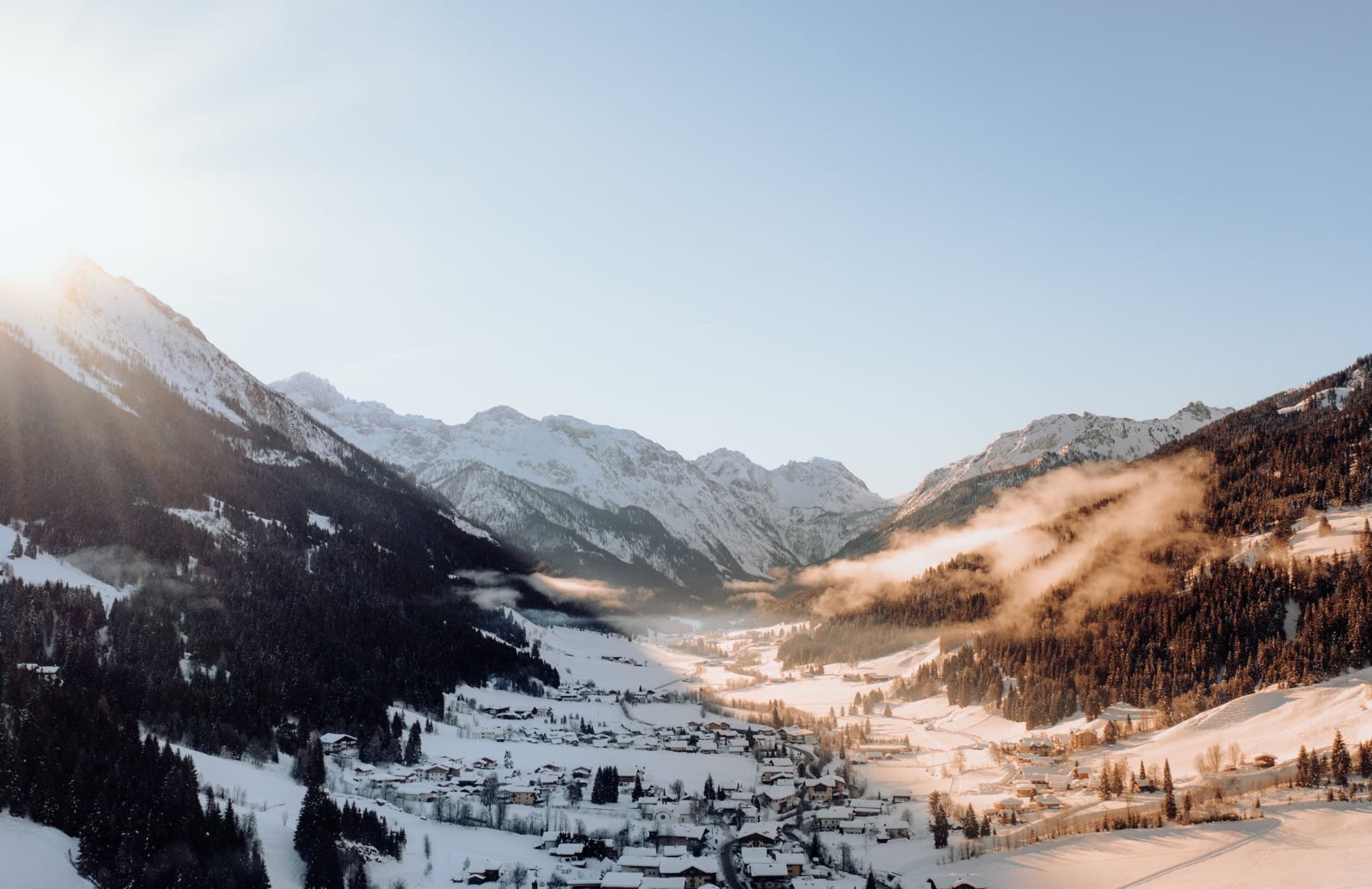 Sonnenaufgang über dem Kleinarltal im Winter