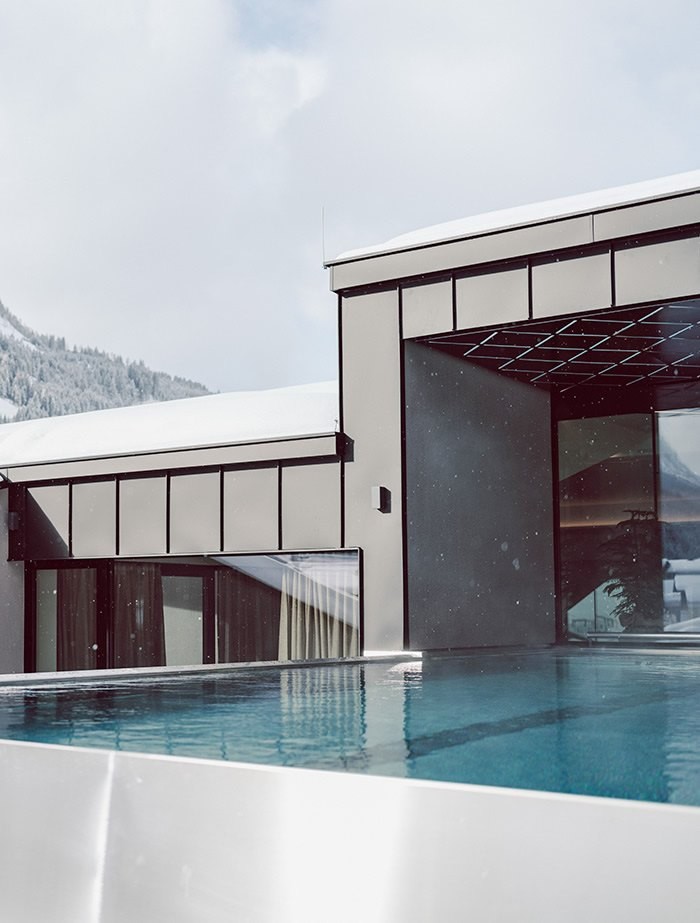 Schwimmen im Infinitypool
