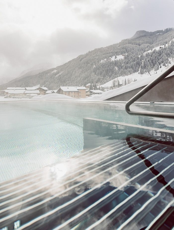 Schwimmen im Infinitypool