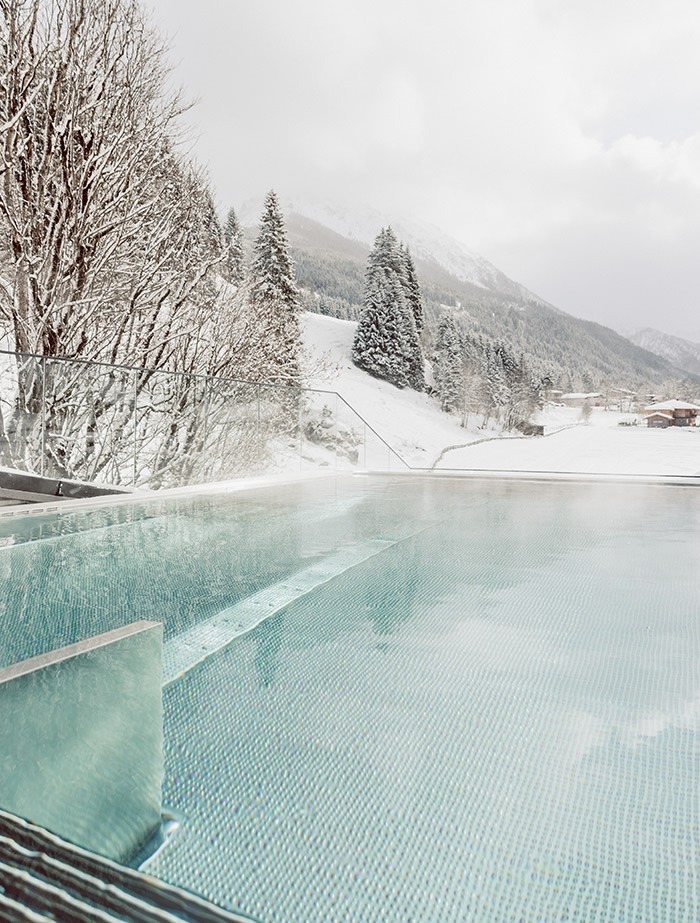Schwimmen im Infinitypool