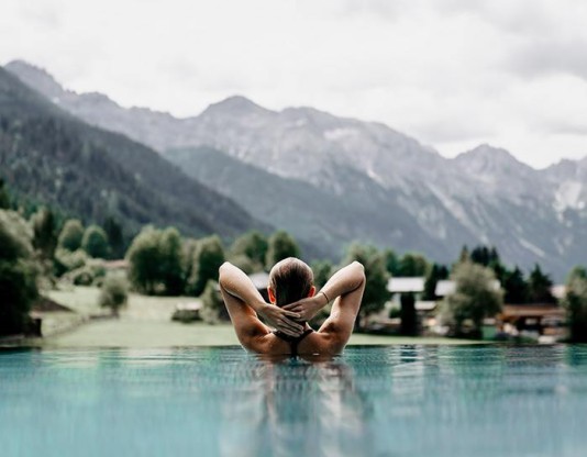 Blick auf die herrliche Bergwelt vom Infinitypool
