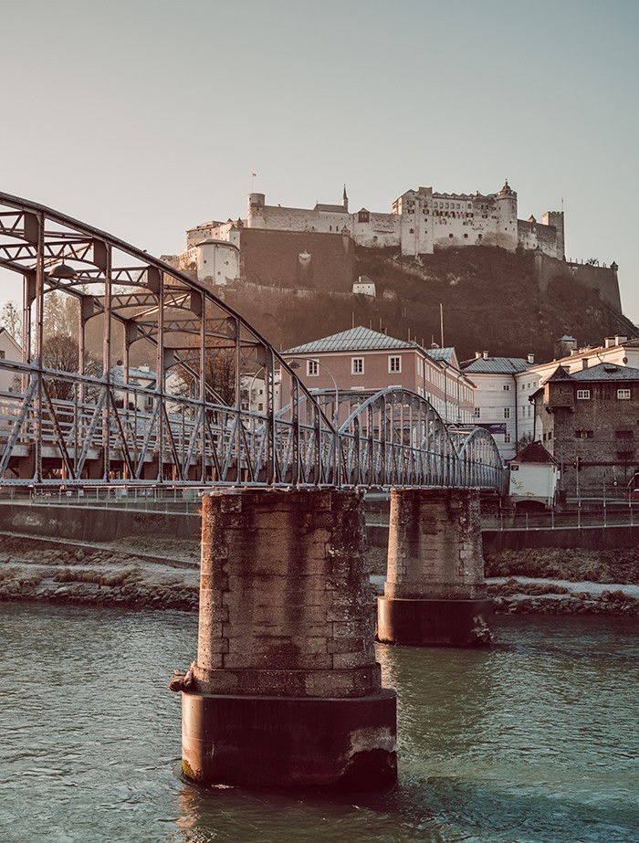 Festung Hohensalzburg im Hintergrund und im Vordergrund der Mozartsteg